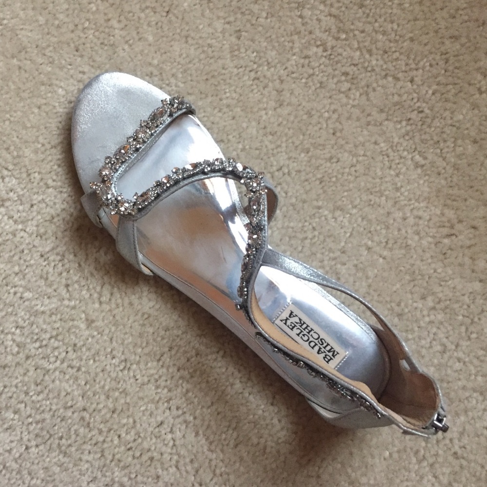 ✨✨HP ✨✨Badgley Mischka Carey sandals